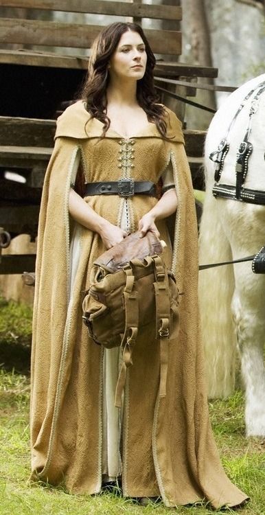 Medieval Riding Outfit, Legend Of The Seeker Cara, Kahlan Amnell, Legend Of The Seeker, House Baratheon, Medieval Dresses, Bridget Regan, Warrior Outfit, Three Kingdoms