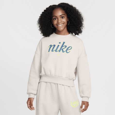 Nike Sportswear Club Fleece Girls' Boxy Crew-Neck Sweatshirt Lines For Girls, Sporty Wear, Nike Sportswear Club Fleece, Girls Sportswear, All Black Shoes, Black Shoes Men, Big Clothes, New Balance Women, Boys Boots