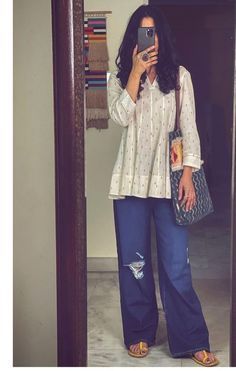 Short Kurti Designs, Kurti With Jeans, Trendy Outfits Indian, Simple Kurta Designs, Casual Indian Fashion, Casual College Outfits, Desi Fashion Casual, Trendy Dress Outfits, Everyday Fashion Outfits