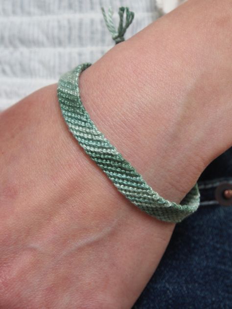 Crochet Friendship Bracelets, Stripe Friendship Bracelet, Summer Jewelry Diy, Green Friendship Bracelet, Crafting With Friends, Friendship Bracelet Tutorial, Diy Friendship Bracelet, Crochet Bracelet Pattern, Jewels Diy