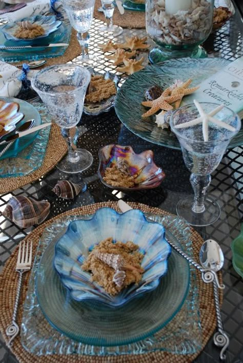 A very attractive sea-themed table.  I love the scallop-shaped dishes.  What's in them?  Brown sugar and real shells?  The mix of colored and clear glass with basketry mats (and brown shells) is just right. Beach Tablescape, Decoration Shabby, Tafel Decor, Table Scapes, Beautiful Table Settings, Pretty Tables, Wedding Table Settings, Boho Home, Beach Cottages