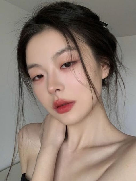 Korean soft makeup look: subtle, natural reds matte Monolid Eye Makeup, Soft Natural Makeup, Monolid Makeup, Romantic Makeup, Mekap Mata, Korean Makeup Look, Peach Makeup, Soft Makeup Looks, Subtle Makeup