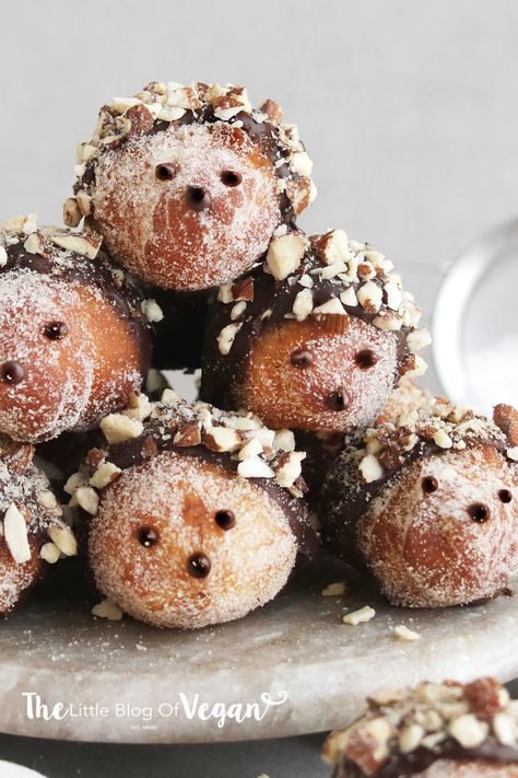 Doughnut Hole Recipe, Vegan Doughnuts, Hedgehog Cake, Vegan Nutella, Food Christmas, Vegan Christmas, Köstliche Desserts, Vegan Treats, Donut Recipes