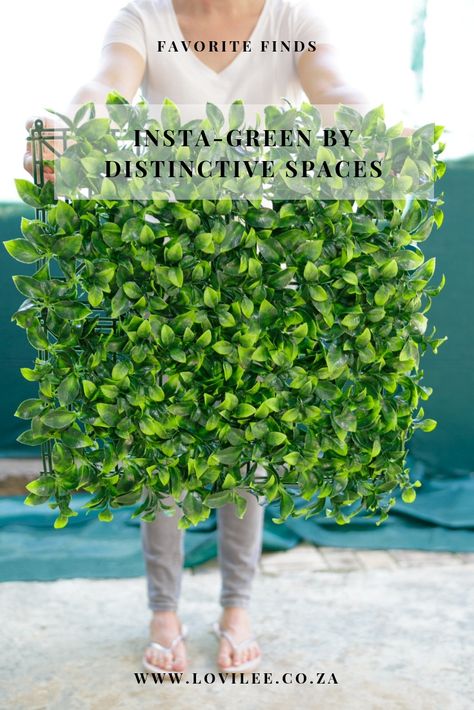 Faux Green Wall Outdoor, Faux Wall Plants, Privacy Green Wall, Plastic Grass Wall Ideas, Faux Ivy Privacy Screen, Fake Green Wall Patio, Fake Ivy Wall Outdoor, Diy Green Wall Outdoors, Fake Grass Wall Decor Backyard