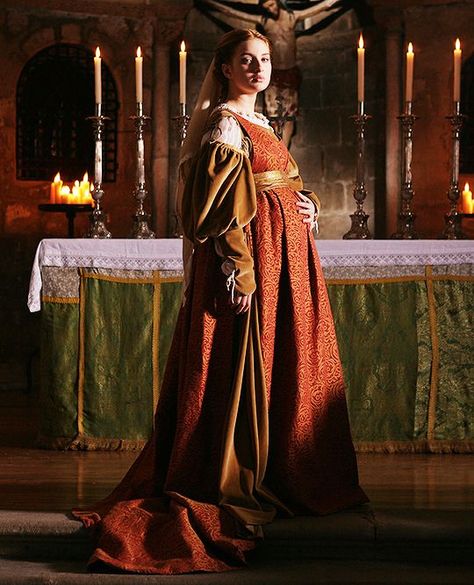 Medieval Clothing Royal, Lady Photo, Tudor Dress, Lucrezia Borgia, Hollywood Costume, Queen Dresses, Fairytale Fashion, Old Fashion Dresses, Period Outfit