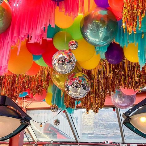 Christmas Fiesta, Mall Decoration, 1980s Party, Coachella Party, Party Decoration Ideas, Disco Party Decorations, Party Decor Ideas, Bubblegum Balloons, Disco Theme