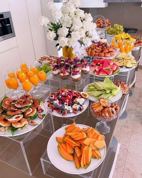 35+ Gorgeous Mothers Day Brunch Ideas To Show Your Love | HubPages Best Wedding Food Dinner, Party Plating Ideas, Birthday Brunch Set Up Ideas, Summer Table Scape, Brunch Set Up Ideas At Home, At Home Brunch Ideas Decor, Mother’s Day Brunch Ideas, Party Food Display Ideas, Brunch Set Up Ideas