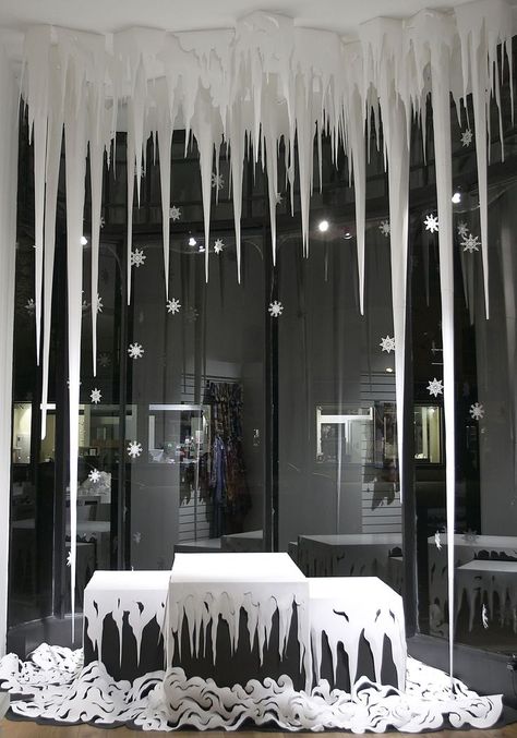 Paper Icicles, Schnee Party, Winter Wonderland-party, Christmas Window Decoration, Winter Wonderland Decorations, Decoration Vitrine, Paper Installation, Frozen Christmas, Christmas Window Display