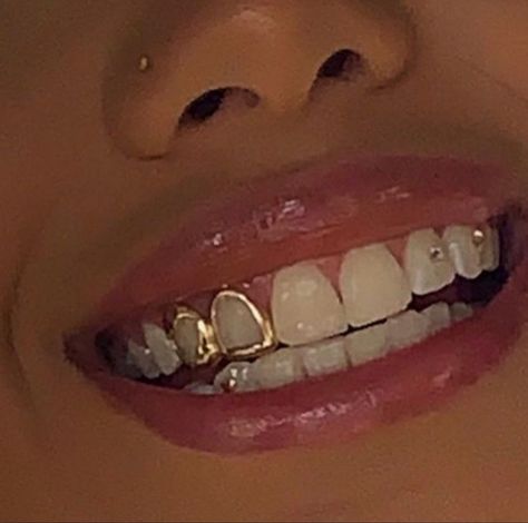 Grillz Aesthetic, Tooth Gems Ideas, Smile Tips, Girl Grillz, Teeth Aesthetic, Pretty Teeth, Dental Jewelry, Grillz Teeth, Windows To The Soul