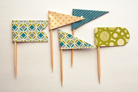 little flags tutorial Diy Pennant, Garden School, Paper Flags, Handmade Embellishments, Cupcake Flags, Autumn Birthday, Straw Flags, Diy Deco, Pennant Banner