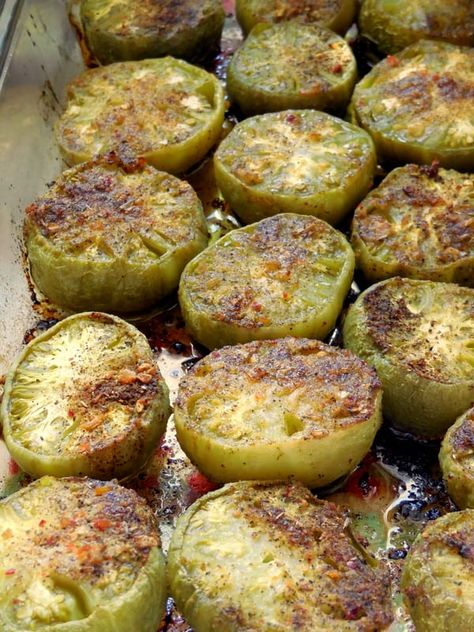 Favorite Southern Country Cooking: Oven-Roasted Green Tomatoes. A casserole dish of crumb-topped oven-roasted green tomatoes. Bread And Butter Green Tomatoes, How To Cook Green Tomatoes, Fried Green Tomatoes Oven Baked, Sauteed Green Tomatoes, Marinated Green Tomatoes, Fried Green Tomatoes Recipe Easy Oven, Keto Green Tomato Recipes, Green Tomato Salad Recipes, Small Green Tomato Recipes