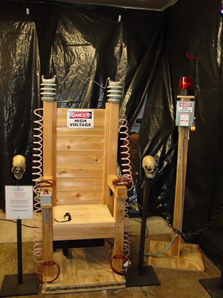 DIY electric chair Halloween Chair Decorations, Electric Chair Halloween Prop, Halloween Asylum Theme, Halloween Electric Chair, Halloween Chairs, Execution Chamber, Haunted Trail Ideas, Asylum Halloween, Haunted Trail