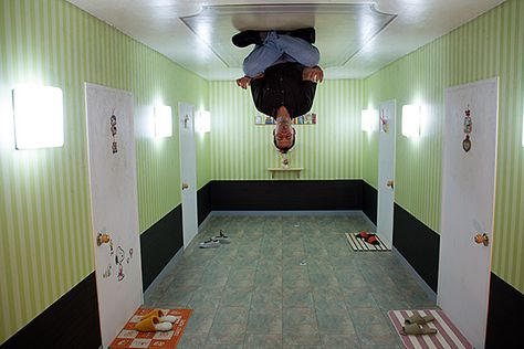 Trickeye Museum, Interactive 3D Illusion Photo Museum in South Korea Upside Down Room, Illusions Mind, Trippy Photos, Illusion Tricks, Street Art Illusions, Illusion Photos, Upside Down House, Eye Tricks, 3d Optical Illusions