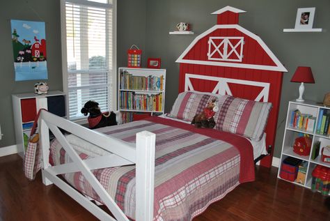 This would be very cute in a little boys John Deere room.  :) Boys Farm Bedroom, Farm Bedroom Decor, Farm Room Decor, Farm Bedroom, Farm Room, Barn Bedrooms, Kids Room Bed, Themed Kids Room, Clean Bedroom