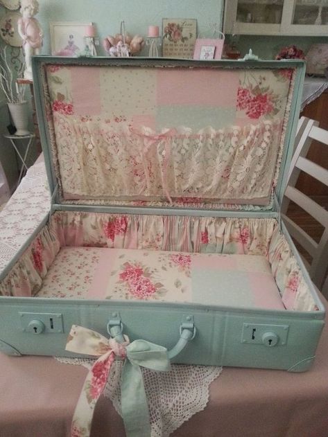 ~Shabby Suitcase Makeover~ - Perfect project for those old vintage cases. From drab to shab! This project was a labour of love because the su Shabby Chic Romantico, Camera Shabby Chic, Shabby Chic Diy Projects, Cocina Shabby Chic, Muebles Shabby Chic, Decoration Shabby, Shabby Chic Living, Shabby Chic Room, Chic Bedding