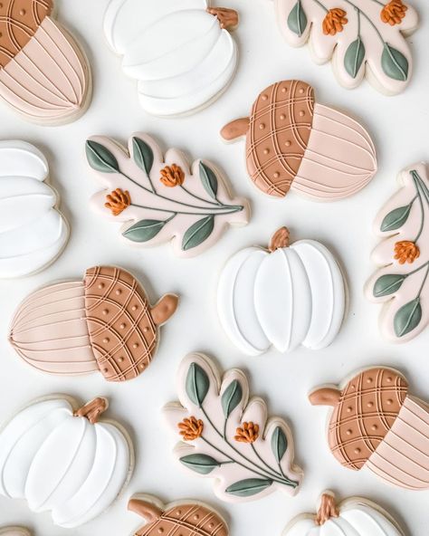 Fall Plaque Cookies, Decorated Cookies Thanksgiving, Simple Fall Royal Icing Cookies, Simple Thanksgiving Sugar Cookies, Easy Fall Decorated Cookies, Fall Theme Sugar Cookies, Autumn Leaf Cookies, Leaf Decorated Cookies, Fall Theme Cookies Decorated