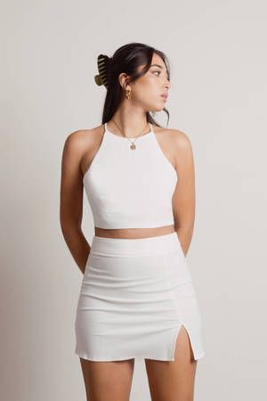 Halter Neck Top Outfit, White Mini Skirt Outfit, Brunch Date Outfit, White Crop Top Outfit, Halter Tops Outfit, White Halter Crop Top, Coordinate Outfits, Crop Top Blanco, Crop Top Blanc