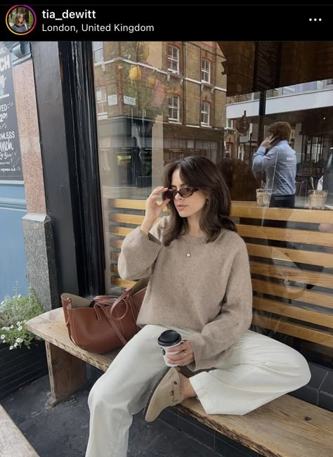 Boston Autumn Outfits, Sunny Autumn Outfit, Brown Bag Outfit, Cyme Bag, Boston Clogs Outfit, Uniqlo Trousers, Outfits 40s, Coffee Shop Outfit, Cafe Outfit