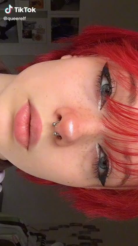 Simple Red Eyeliner Looks, Simple Emo Makeup Looks, Red Eyeliner Aesthetic, Ida Hrc, Emo Makeup Looks, E Girl Makeup, Red Hair Freckles, Red Eyeliner, Makeup Tut