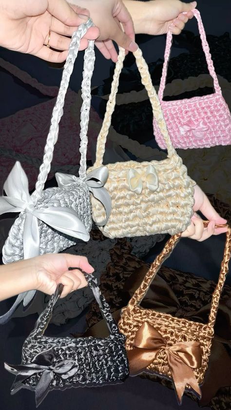 Crochet Bow Bag, Ribbon Purse, Tote Bag Ideas, Ribbon Bag, Crochet Store, Finger Crochet, Crochet Shoulder Bags, My Style Bags, Crochet Bag Tutorials