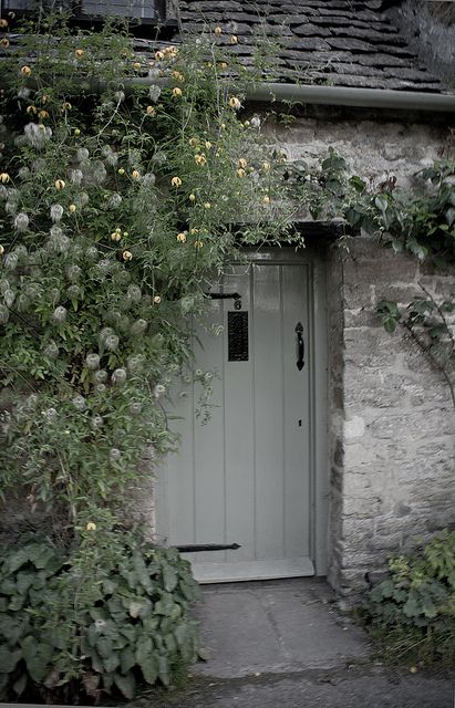 Cottage Fromt Door Ideas, Cottage Entry, Gray Cottage, Cottage Doors, Grey Cottage, Cottage Entryway, Cottage Colors, Cottage Gardening, Best Front Door Colors