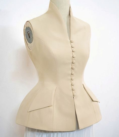 Blazer Ideas Women, Sleeve Less Jacket, Jacket Dress For Women, Unique Blazer, Modest Dresses Fashion, Blazer Pattern, Sleeveless Blazer, Outfit Inspired, Blazer Jackets For Women