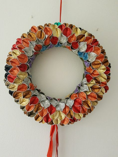 Approx 160 Nespresso cups in this wreath! Nespresso Pods Crafts, Recycle Coffee Pods, Coffee Pods Art, Coffee Pods Jewellery, Nespresso Pod, Coffee Pods Crafts, Easy Recycled Crafts, Nespresso Coffee Pods, Nespresso Crafts