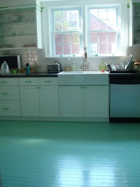 Great step-by-step instructions for how one blogger painted her kitchen floor for under $50 | From Effortless Style blog Painted Kitchen Floors, Painted Hardwood Floors, Painted Wood Floors, Bold Kitchen, Painted Floor, Industrial Flooring, Flooring Projects, Diy Flooring, Kitchen Floor