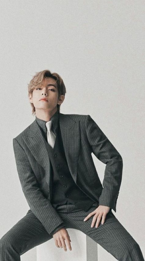 kim taehyung Taehyung Photoshoot, Brown Suits, Grey Outfit, Kim Taehyung Wallpaper, Gray Suit, Fan Fiction, V Taehyung, Foto Bts, Bts V