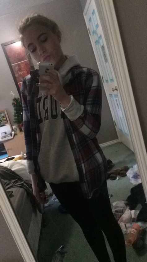 Sweatshirt Under Flannel, Flannel Over Hoodie, Hipster Outfits, 2022 Fashion, Winter Outfits, Mirror Selfie, Sweatshirts, How To Wear, Clothes