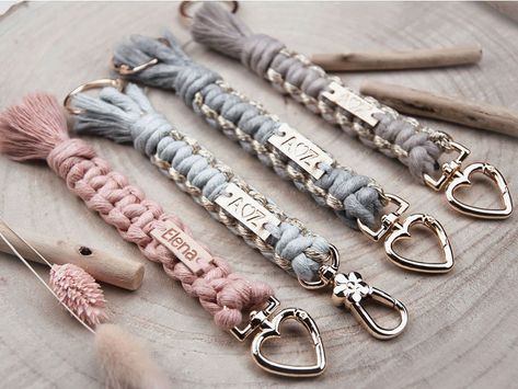 Makramee Schlüsselanhänger mit Namen Macrame Keychain With Name, Diy With Wool, Keychain With Name, Hemp Macrame, Makramee Diy, Mini Macrame, Macrame Keychain, Macrame Bag, Heart Keychain