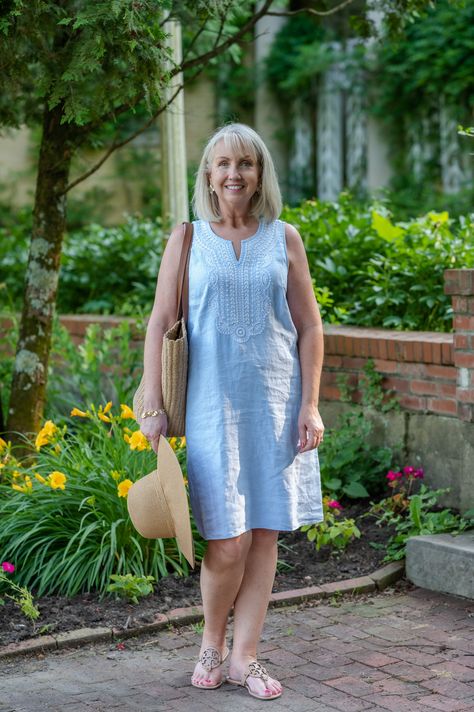 Feminine V-neck Linen Dress For Spring, Linen Sundress With V-neck For Day Out, Linen V-neck Dress For Daytime, Blue V-neck Linen Dress For Vacation, Old Lady Dress, Summer V-neck Relaxed Fit Linen Dress, Blue Linen Dress, Preppy Style Summer, Older Women Fashion