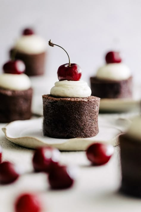 Cherry Chocolate Mini Cakes Sweet Canapes Mini Desserts, Canape Desserts, Cherry Torte, Chocolate Mini Cakes, Finger Desserts, Mini Chocolate Cake, Petite Fours, Mini Dessert Recipes, Cake Calories