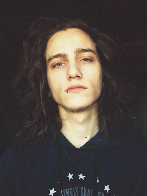 Nose piercing and a snake bite Long Hair Tumblr, Piercing Men, Men's Piercings, Hipster Grunge, Snake Bites, Face Men, Easy Hairstyles For Long Hair, Body Modifications, Long Hair Styles Men