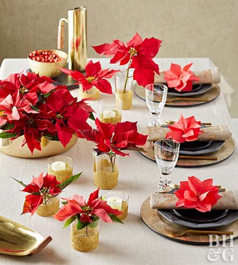 12 Centros de Mesa Natalinos Fabulous Ideas for Christmas Tables Poinsettia Centerpiece, Holiday Place Settings, Poinsettia Decor, Christmas Tables, Christmas Meal, Christmas Decorating Ideas, Beautiful Christmas Decorations, Simple Christmas Decor, Fun Christmas Decorations