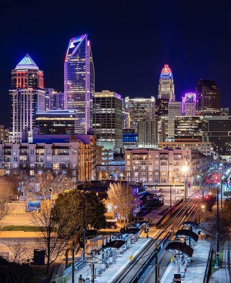 CLTGuide on Instagram: “Charlotte ❤️ 🤍 💙 📸 @mylesperhour_photography” Charlotte North Carolina Skyline, Raleigh North Carolina Aesthetic, Charlotte Skyline, Charlotte City, Apartment In The City, City Games, City Skylines, Post Grad, Urban Aesthetic