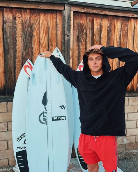 Cole Alves, Men’s Surf Style, Surfing Aesthetic Men, Surfer Dude Aesthetic, Surf Guy Aesthetic, Surfer Boy Aesthetic Outfit, Surfer Outfit Men, Surfer Boys Style, Surfer Guy Style