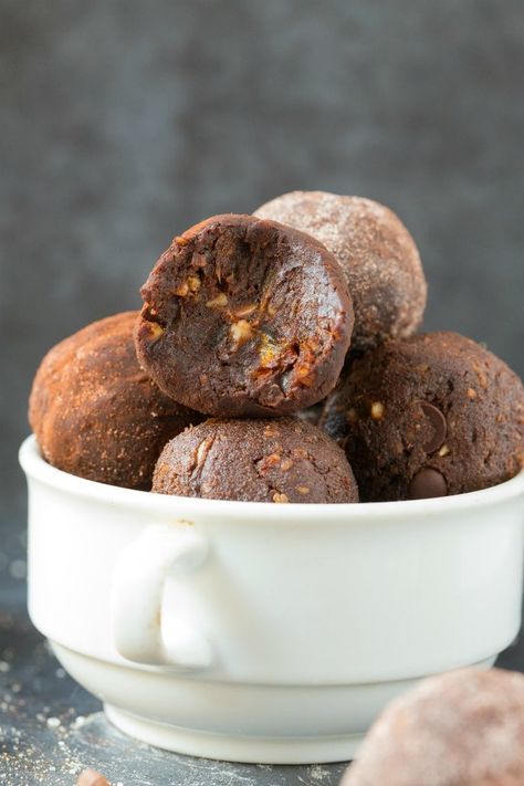 Chocolate Energy Balls, Ketogenic Desserts, Chocolate Balls, Energy Ball Recipe, Paleo Chocolate, Quick Easy Snacks, Paleo Snacks, Protein Ball, Energy Balls