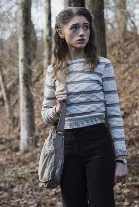 natalia dyer - stranger things Stranger Things Fashion, Nancy Wheeler Stranger Things, Stranger Things Halloween Costume, Stranger Things Style, Nigeria Fashion, Stranger Things Outfit, Preppy Mode, Stranger Things Costume, Stranger Things Halloween