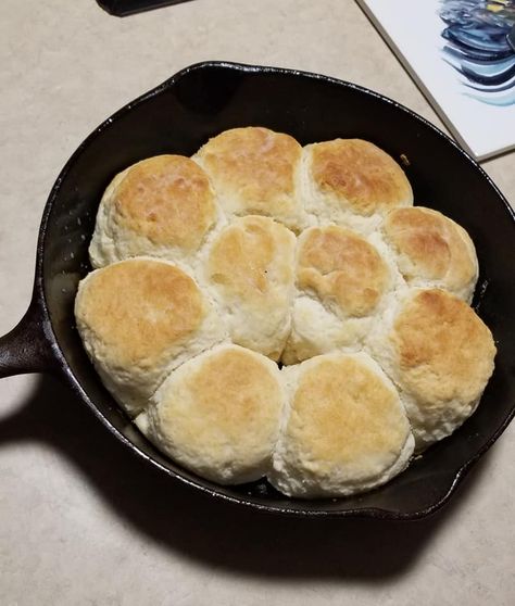 Dinner In 321, Biscuits And Sausage Gravy, Biscuits And Sausage, Easy Homemade Biscuits, Homemade Biscuits Recipe, Buttered Vegetables, Southern Biscuits, Meringue Pie Recipes, Biscuit Rolls