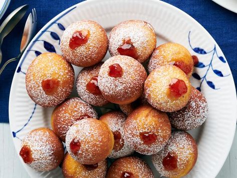 Sufganiyot Recipe, Hanukkah Desserts, Sweet Whipped Cream, Chocolate Hazelnut Spread, Kosher Recipes, Hazelnut Spread, Apricot Jam, Pastry Bag, Jewish Holiday