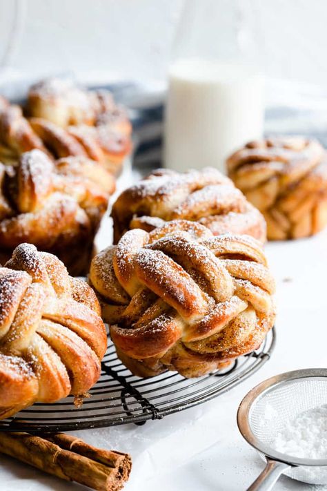 Christmas Cinnamon Buns, Sweet Brioche Buns, Cinnamon Twist Bread, Cinnamon Twists Recipe, Cinnamon Bun Recipe, Cinnamon Twists, Anna Banana, Sweet Buns, Cinnamon Butter