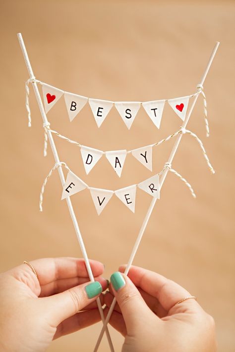 Adorable simple DIY bunting cake topper! Diy Bunting Cake Topper, Diy Bunting Banner, Diy Wedding Cake Topper, Birthday Card Template Free, Bunting Cake, Cake Bunting Topper, Cake Bunting, Diy Wedding Cake, Skirt Diy