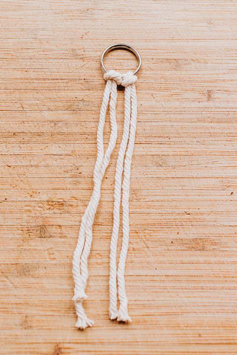 Simple Macrame Keychain Tutorial, Macrame Kids Projects, Macrame Key Chains Diy, Macrame Key Chains Tutorials, How To Make Macrame Keychains, Macrame Keyring Tutorial, Macrame Keychain Diy Easy, Diy Macrame Keychain Tutorials, Simple Macrame Keychain