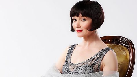 Miss Fisher, Detective Essie Davis, People Of Interest, Grow Out, Cool Haircuts, Celebrity Hairstyles, Dream Clothes, Bobs Haircuts, Hairstyles With Bangs, Essie