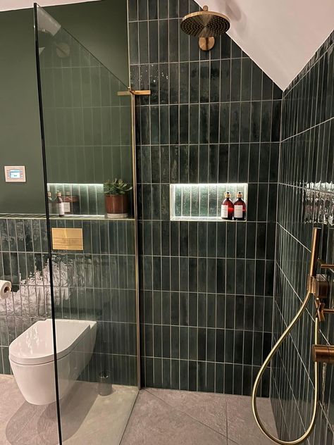 Green Washroom Ideas, Dark Green Ensuite, Green En Suite Bathroom, Dark Green Washroom, Dark Green Tiled Bathrooms, Dark Ensuite Bathroom Ideas, Green En Suite, Bathroom Interior Dark, Forest Green Bathroom Ideas