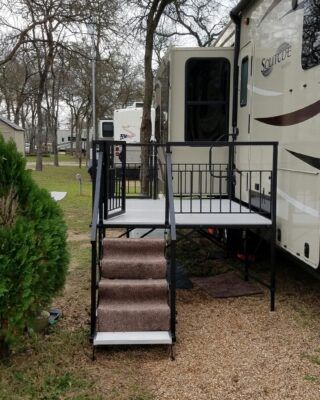 Portable Rv Deck, Diy Rv Porch, Rv Front Door Ideas, Rv Steps Ideas Diy, Diy Camper Porch Ideas, Diy Rv Deck, Rv Decks Porches, Rv Porches And Decks, Rv Porches And Decks Diy