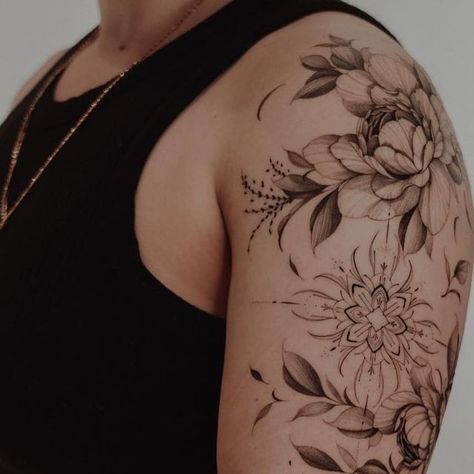 Ink About | Your tattoo guide on Instagram: "How do you like this tattoo sleeve? 🫶🏽
.
Done by @mateus.ink - PORTUGAL 🇵🇹 
.
Mateus tattoos are seriously impressive! Each piece is a genuine work of art. 🙌🏻
.
#tattooinspiration #floraltattoo #tattoosleeve #ornamentaltattoo #tattooedgirls #finelinetattoo #inkabout" Daisy Flower Tattoo, Daisy Flower Tattoos, Tattoo Guide, Beautiful Flower Tattoos, Full Sleeve Tattoo, Leg Work, Fine Line Tattoos, Tattoo Sleeve, Sleeve Tattoo