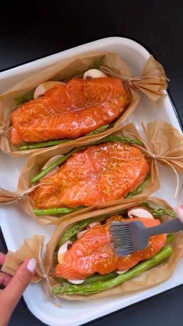 Salmon Boats, Salmon Asparagus, Clean Eating Guide, Asparagus And Mushrooms, Brulee Recipe, Salmon And Asparagus, Baked Salmon Recipes, Salmon Dishes, Crushed Garlic