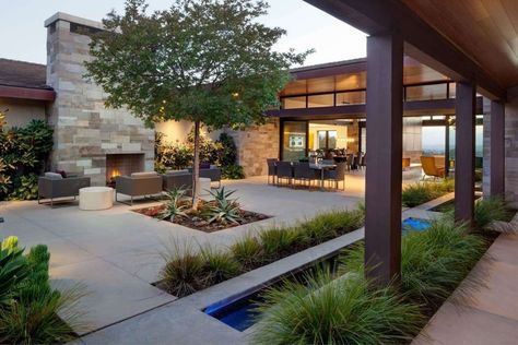 House in San Diego by Bruce Peeling Architect Patio Pavillion, Courtyard Houses, Mod House, Modern Prairie, Modern Courtyard, Hardscape Design, Courtyard House Plans, Courtyard Design, Casas Coloniales